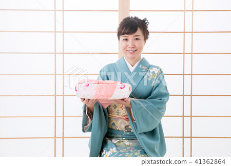 禮物和和服的女人（微笑） 41362864