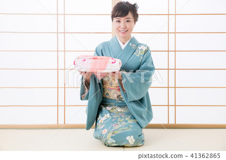 禮物和和服的女人（微笑） 41362865