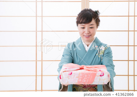 Women in gifts and kimonos (smile) 41362866