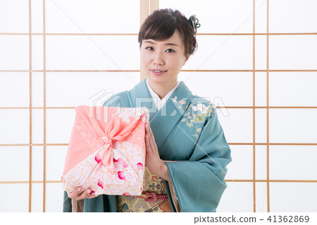禮物和和服的女人（微笑） 41362869