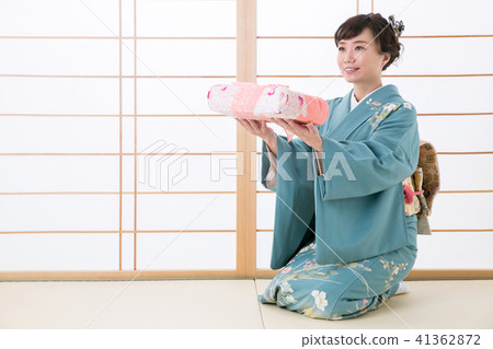 禮物和和服的女人（微笑） 41362872