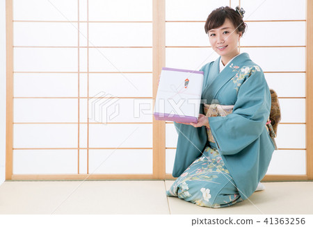 禮物和和服的女人(微笑) 禮物和和服的女人(微笑) 41363256
