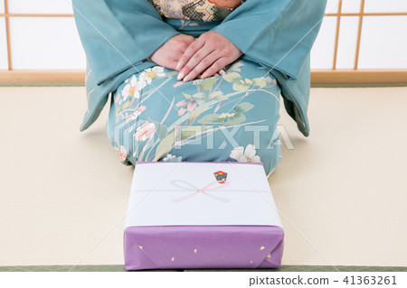 婦女在禮物和和服 婦女在禮物和和服 41363261