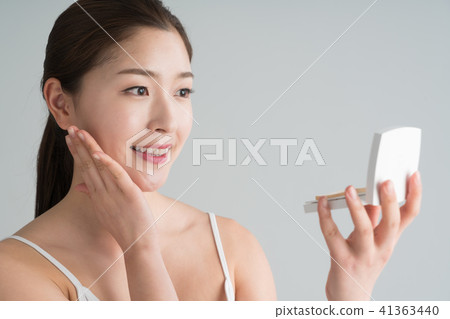 一個坐著的女人 41363440