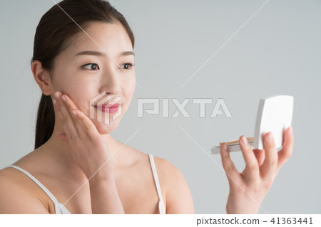 A sitting woman 41363441