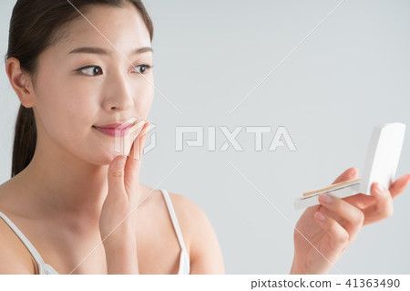 A sitting woman A sitting woman 41363490