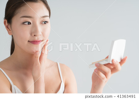 A sitting woman 41363491