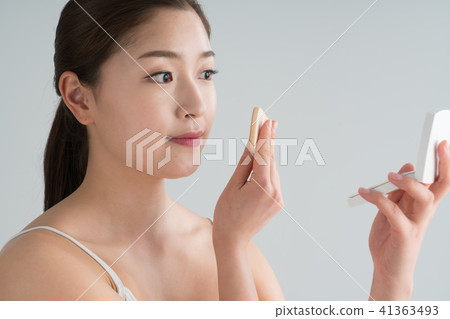 A sitting woman A sitting woman 41363493