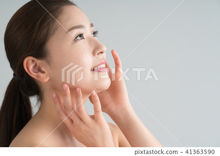一個坐著的女人 一個坐著的女人 41363590
