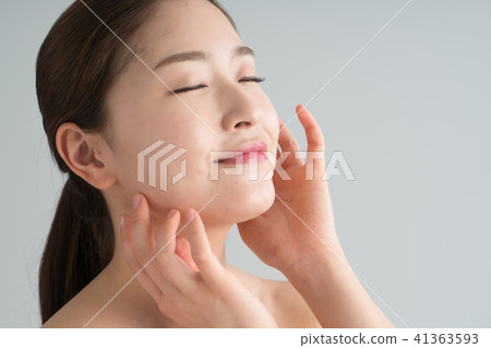 一個坐著的女人 41363593