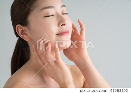 一個坐著的女人 一個坐著的女人 41363595