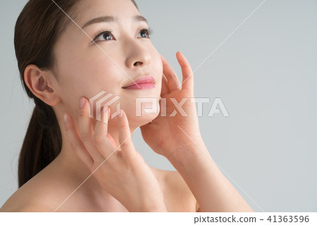 一個坐著的女人 41363596