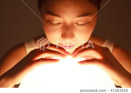 一個坐著的女人 41363938