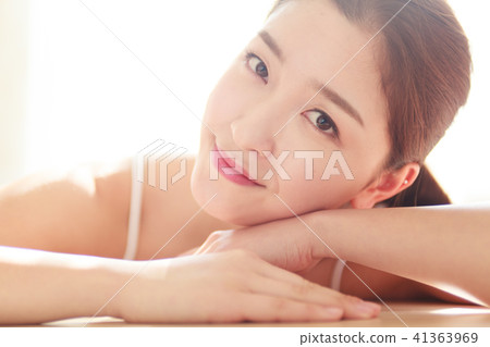 俯臥女性 41363969