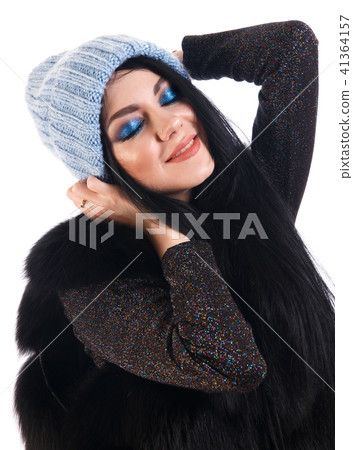 Smiling young woman in a warm hat 41364157