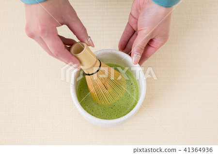 A woman in kimonos who puts a matcha A woman in kimonos who puts a matcha 41364936