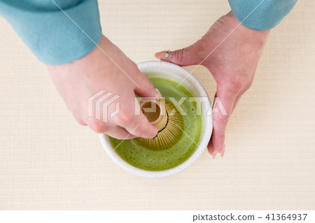 A woman in kimonos who puts a matcha A woman in kimonos who puts a matcha 41364937