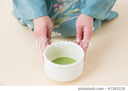 A woman in kimonos outfitting matcha 41365228