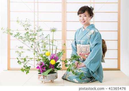 Ikebana and a woman in kimono shape (smile) Ikebana and a woman in kimono shape (smile) 41365476