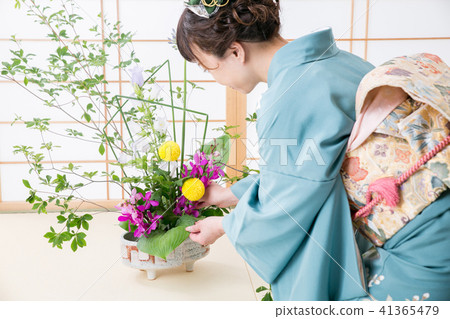 A woman in kimono making flower arrangement 41365479