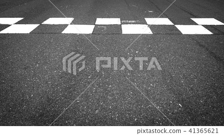 Start and Finish motor race line in circuit 41365621