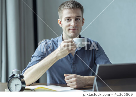Caucasian man drink coffee at office, break time 41365809