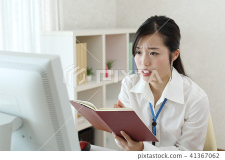 Looking at the personal computer screen and taking notes quickly OL Looking at the personal computer screen and taking notes quickly OL 41367062