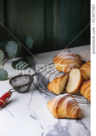 Fresh baked croissant Fresh baked croissant 41367385
