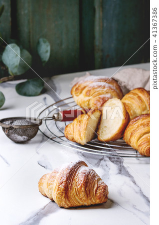 Fresh baked croissant 41367386