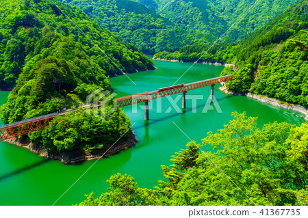 (Shizuoka Prefecture) Train heading for Oi Oi Lake Uen station on Oigawa Tetsudo Rainbow Bridge (Shizuoka Prefecture) Train heading for Oi Oi Lake Uen station on Oigawa Tetsudo Rainbow Bridge 41367735