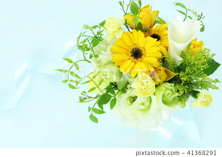Early summer flower arrangement 41368291
