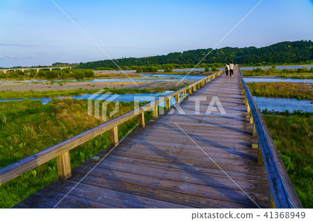 (靜岡縣)兩個人穿越島田市的Horai橋 (靜岡縣)兩個人穿越島田市的Horai橋 41368949