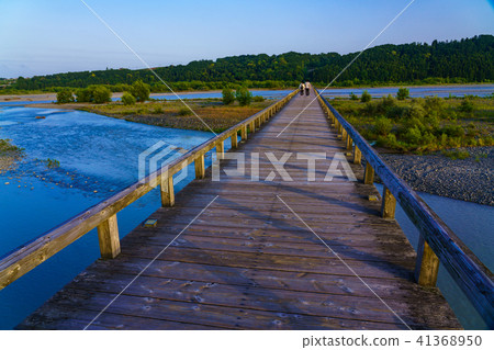 （靜岡縣）兩個人穿越島田市的Horai橋 41368950