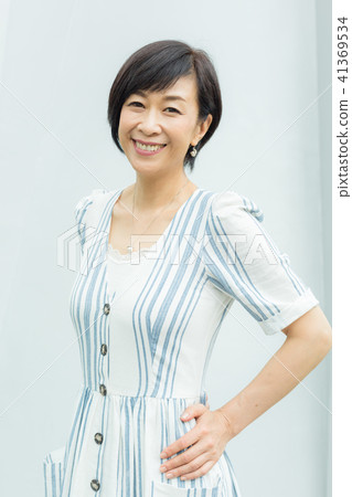 Female profile upper body one piece Female profile upper body one piece 41369534