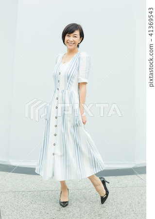 女性上身一件 41369543