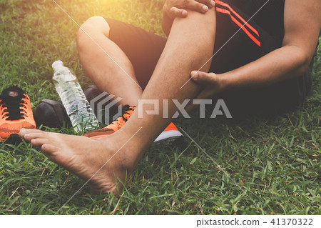 The guy clings to a bad leg. The pain in his leg 41370322