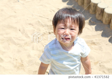 Crying child 41371582