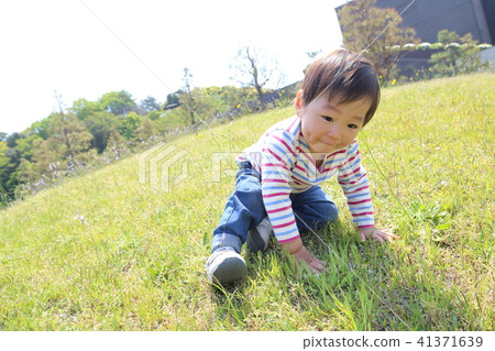 Children playing in the park 41371639