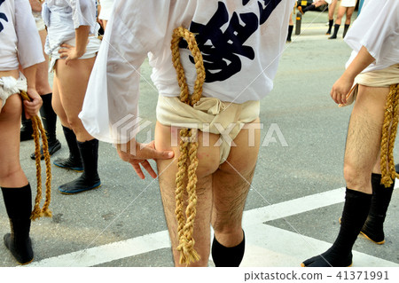 博多祗園Yamakasa收緊繩子的男性人 41371991