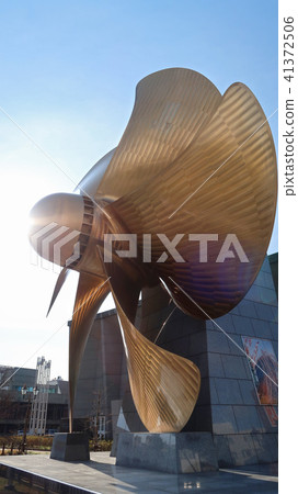 Huge propeller of container ships -1 41372506