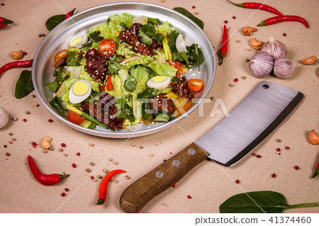 Salad of beef and lettuce 41374460