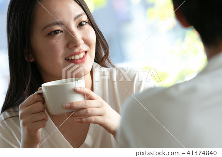 一個女人喝咖啡 41374840