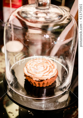Meringue tart cake under glass bell dome 41375001
