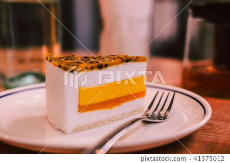 Raw vegan mango coconut cake 41375012
