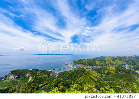 Blue sky and port town 41375857