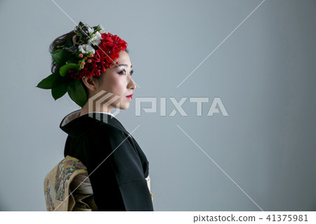 和服的女人與奇怪的頭髮化妝 和服的女人與奇怪的頭髮化妝 41375981