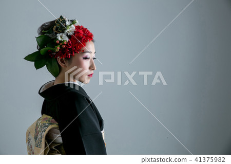 和服的女人與奇怪的頭髮化妝 和服的女人與奇怪的頭髮化妝 41375982