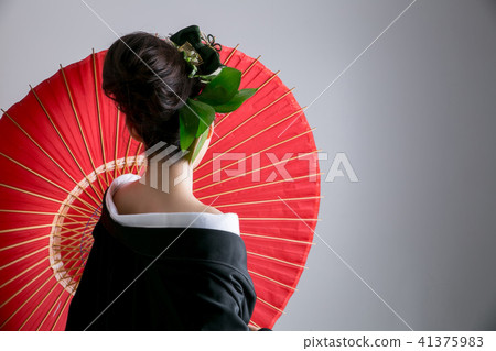 一個穿著和服的女人,帶著奇怪的頭髮妝(假名風格) 一個穿著和服的女人,帶著奇怪的頭髮妝(假名風格) 41375983