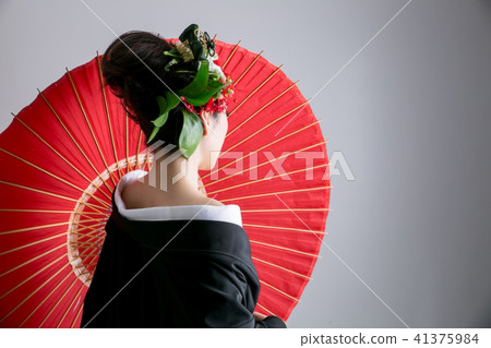 A woman in a kimono with a strange hair makeup (Kana style) 41375984