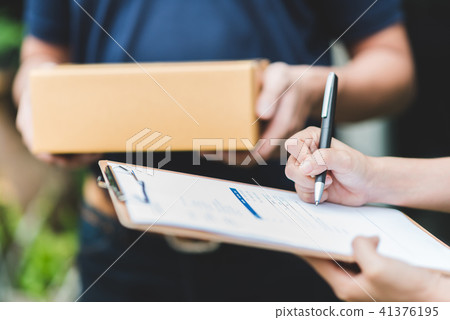 woman hand putting signature in clipboard woman hand putting signature in clipboard 41376195